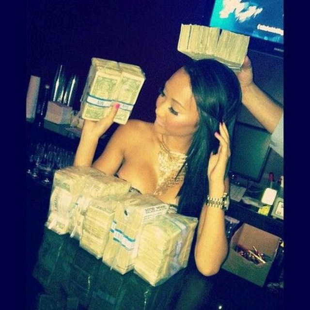 Стриптизерши подсчитывают свой заработок