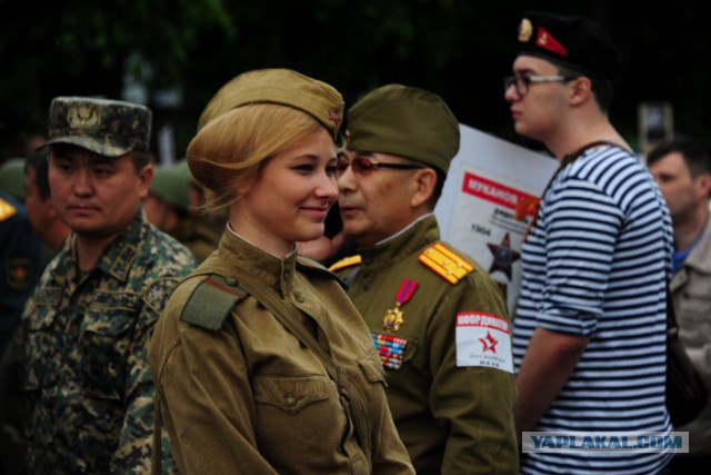 Бессмертный полк: Алматинцы маршировали по улицам города с портретами ветеранов и зонтами
