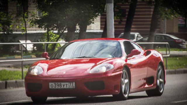 Полицейского на Ferrari задержали за пьяную езду по центру Москвы