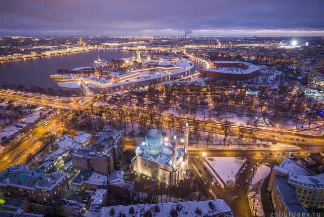 В  Ленинграде городе, у семи углов