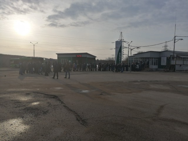 Толпа на проходной ГАЗа
