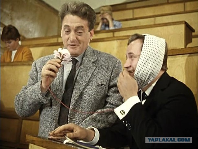 Дуб, как слышно? Как слышишь меня? Лопух не догадался? Диктую ответ на первый вопрос девятого билета