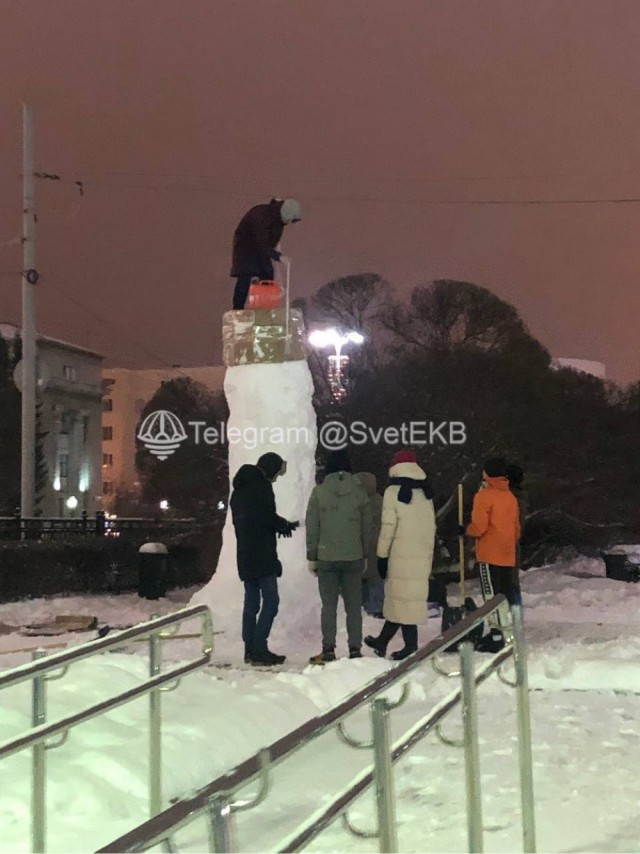 Снежные члены в Екатеринбурге вышли на новый уровень... четырехметровый уровень