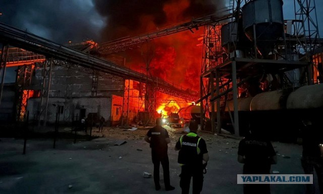 Кременчугский НПЗ выгорел почти дотла: техника и самолеты ВСУ остались без топлива
