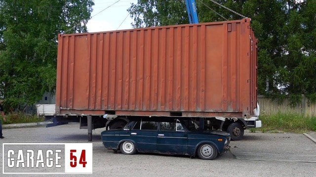 Китайцы решили проверить, как автомобиль выдерживает наезд экскаватора весом 7,5 тонн