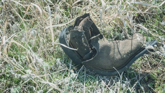Воинские останки вылезли наружу у кладбища в Россошках