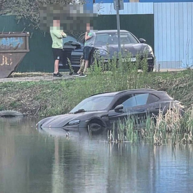 В Химках Porsche оказался в пруду