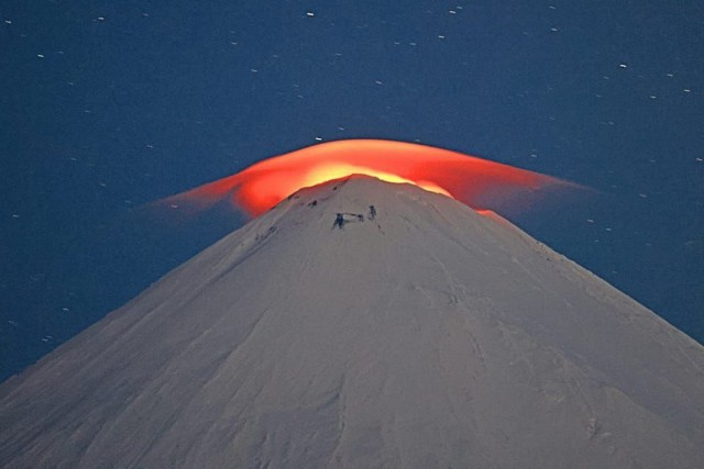 Лавовое сияние над Ключевской сопкой