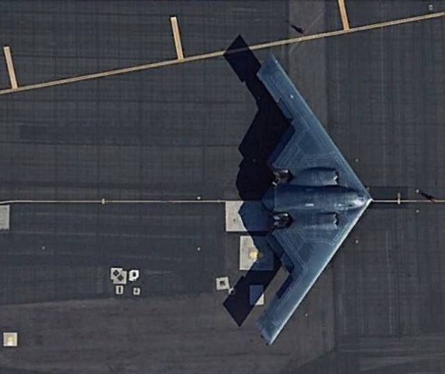 Коротко для чего на аэродромах нужны ангары. Опубликован снимок со спутника, который показывает момент снаряжения самолета МИГ-31к ракетой