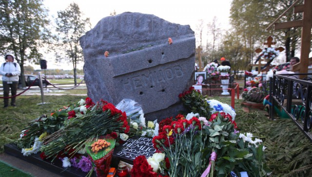 Неизвестный разгромил народный мемориал на месте убийства Немцова