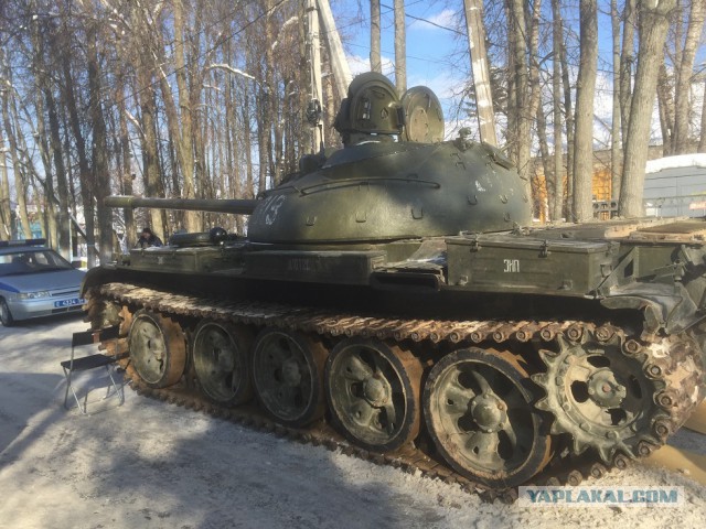 Танк раздавил машину полиции