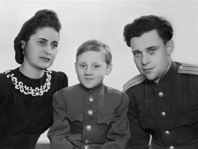 Семейные фото советских знаменитостей из их домашних архивов.
