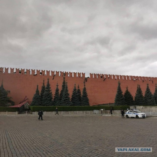 В Москве ураган. Он на Красной площади «сдул» с кремлевской стены установленные для реставрации леса и захватил один зубец