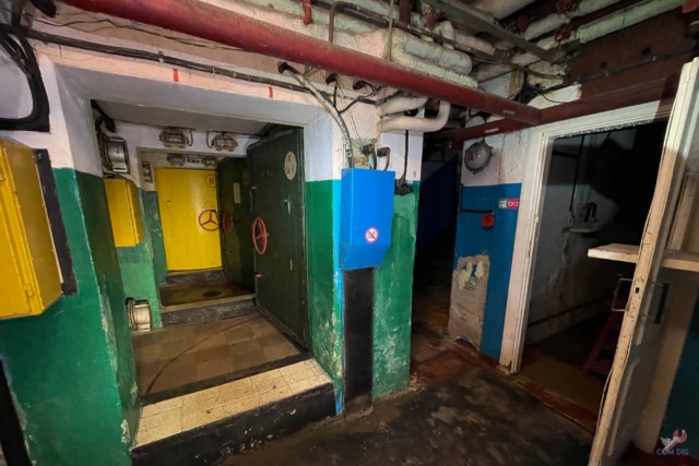 "Открыл гермолюк посреди леса и спустился в военный спецобъект. Так и не понял, заброшенный он или действующий"