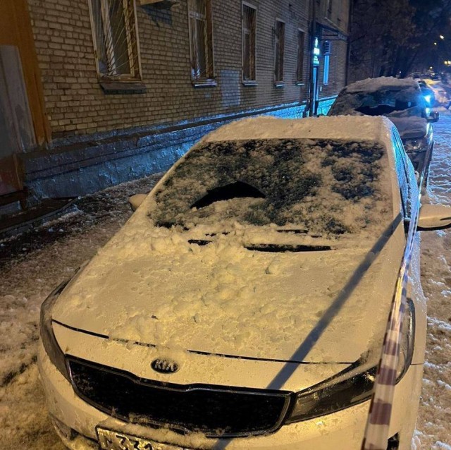Беспощадная чистка льда с крыши дома в Москве