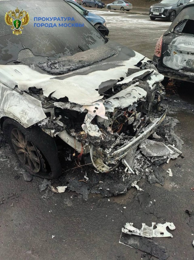 В Бибирево сегодня утром неизвестный поджёг Land Rover, а перед этим проколол колёса иномарки и написал на двери «шлюха»