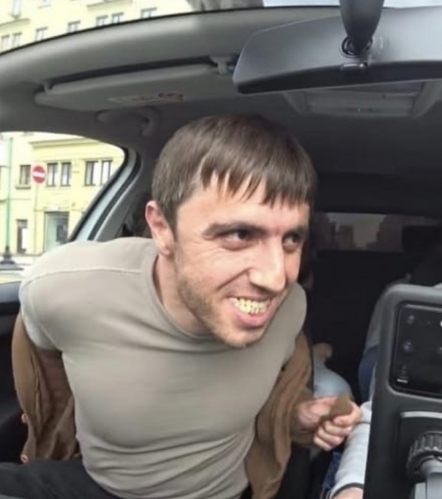 И стоит улыбается..