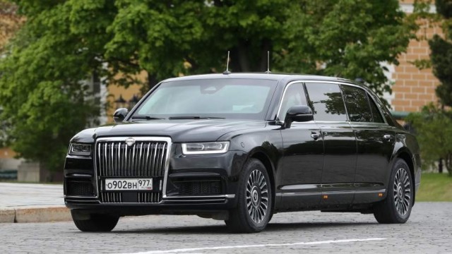 Aurus показал на фото новую версию седана Senat — в духе «Майбаха»