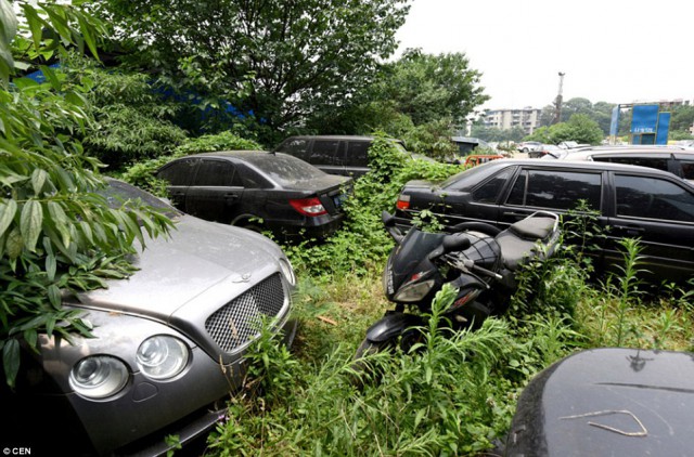 В Китае на свалке обнаружены выброшенные автомобили Bentley и Land Rover
