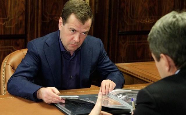 Медведев посоветовал министру Ткачеву "ставить себе будильник в разные места"