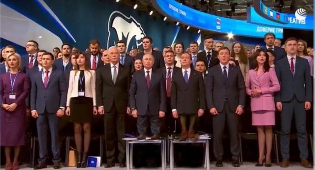 Сначала подумал, что они на коленях стоят