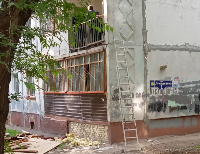 В Омске панельный дом подперли палкой, чтобы он не развалился
