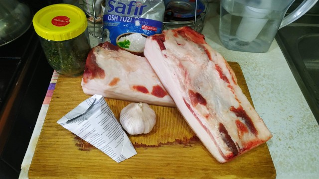 Холодает, пора нагуливать жирок. Солю сало