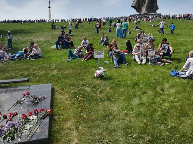 Полуголый "полупокер" станцевал на братской могиле у «Родины-матери» на Мамаевом кургане ради ролика в TikTok