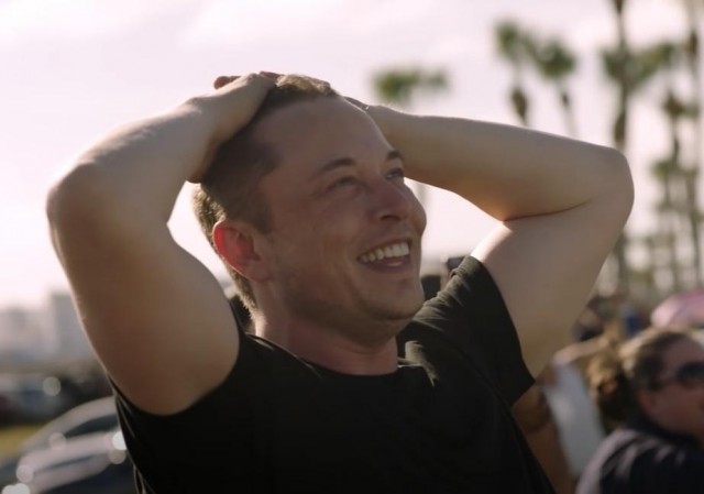 Да ничего особенного, просто чувак меняет лампочку