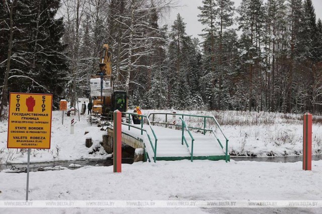 Латвийская сторона демонтировала пешеходный мост на границе с Белоруссией и Россией.