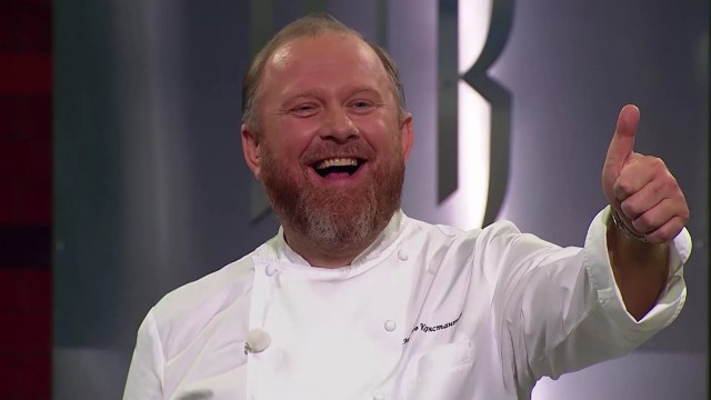 Юный кулинар приготовил себе завтрак