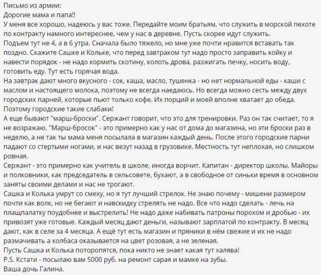 Девушка разбирает и собирает калаш ногами в армейских ботинках