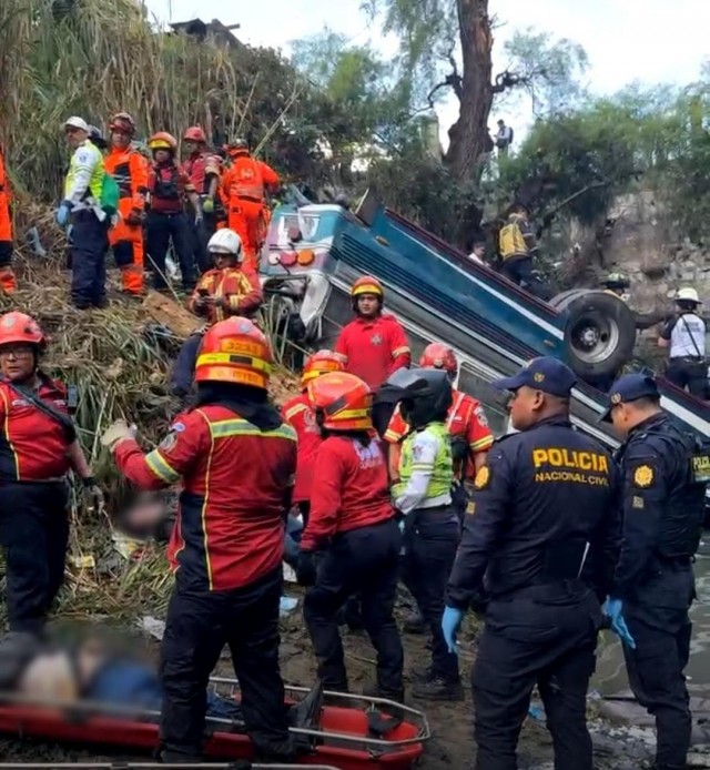 В Гватемале автобус упал с моста, погиб 51 человек