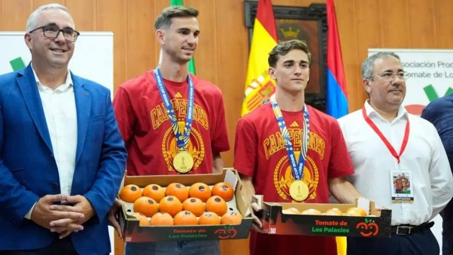 Игрокам сборной Испании подарили 153 кг помидоров за победу в ЧМ