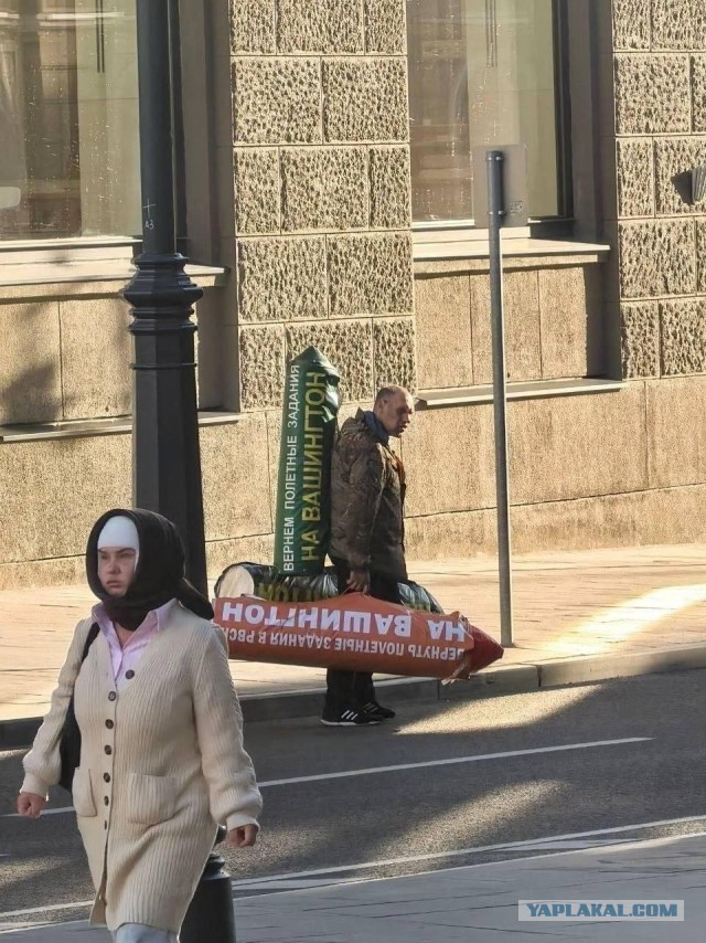 Штатный патриот возвращается домой со смены