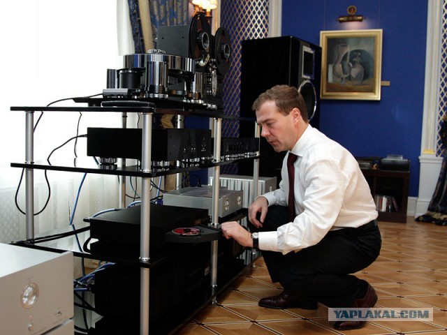 Пришел домой, подключил телефон к колонке...