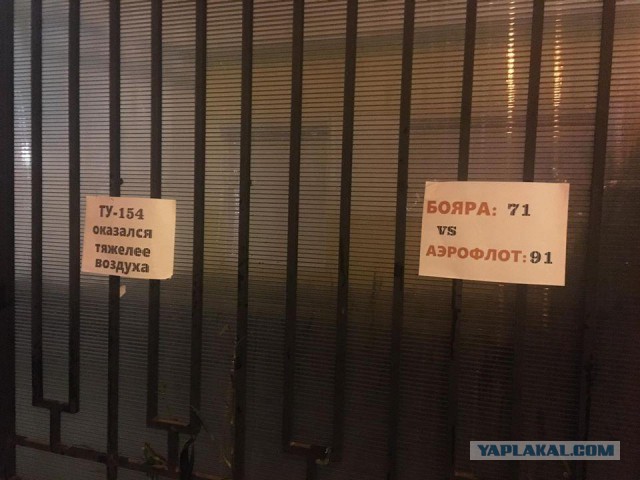 В Одессе выбросили принесенные к Генконсульству России цветы