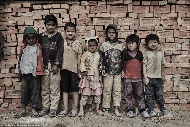 Тяжелый детский труд на производстве кирпича в Непале