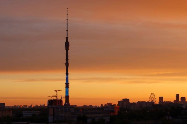 Великолепный рассвет засняли сегодня утром над Москвой.