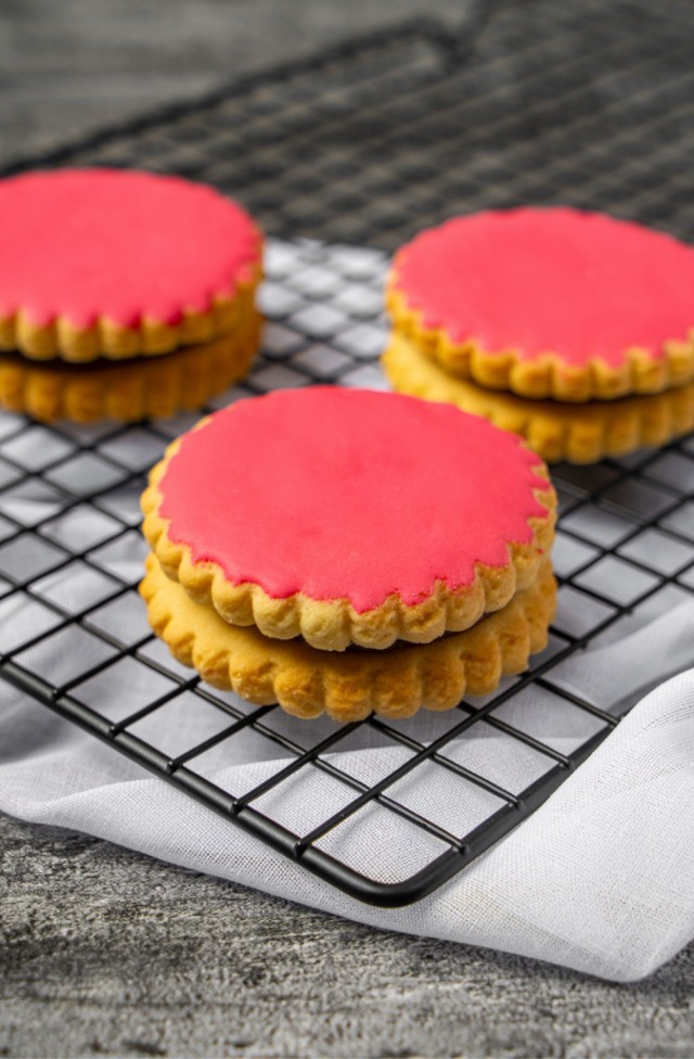 Только не смейтесь, но я ищу пирожное!