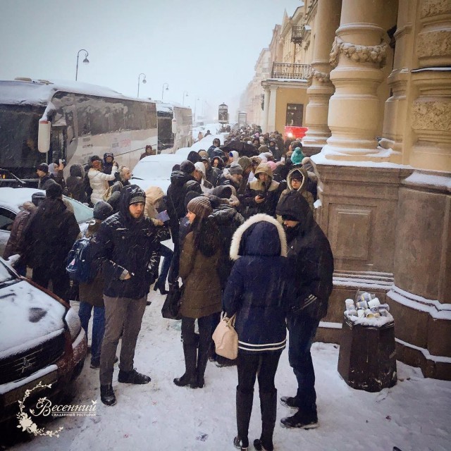 Срочно, срочно жениться! Очередь во Дворец бракосочетания в Петербурге