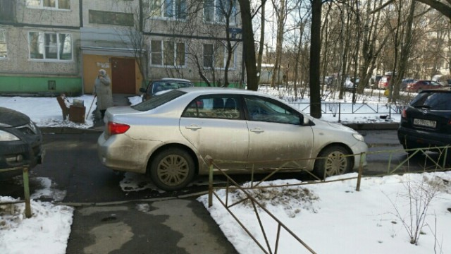 На видео попало, как в Воронеже две женщины прокалывают колеса неправильно припаркованной иномарке