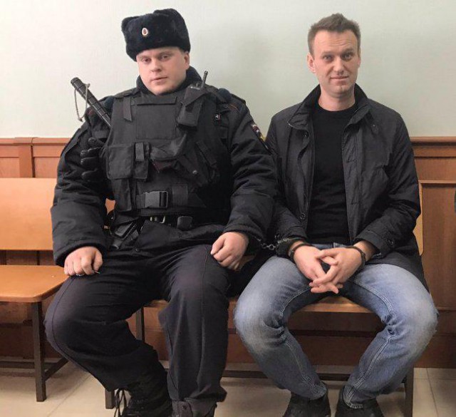 Навального задержали в подъезде его дома в Москве