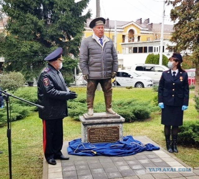 Краснодарцы раскритиковали памятник кубанским участковым