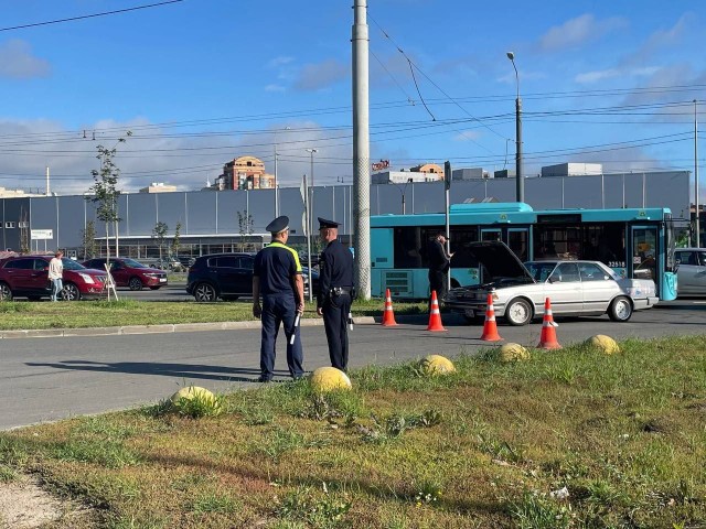 Полиция с ночи выставила кордоны у Серафимовского кладбища в Петербурге