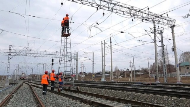 Что за белые полоски на столбах вдоль железных дорог?