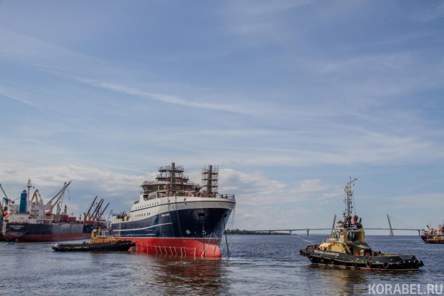 В Санкт-Петербурге на воду спустили рыболовный траулер "Капитан Ипатов"