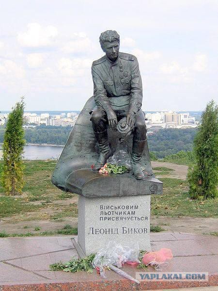 Памятник Быкову "В бой идут одни старики"