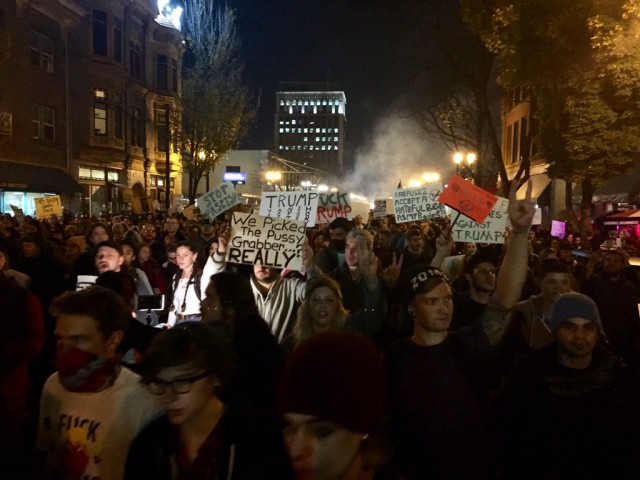 Тысячи человек приняли участие в акциях протеста против Трампа в США