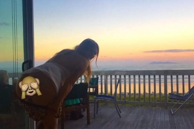 20-летняя "дикарка" выставила попу на аукцион